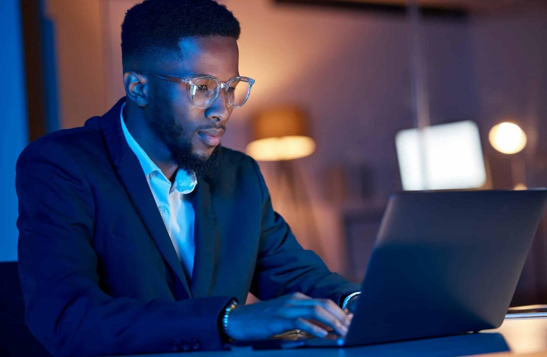 Szczegółowa analiza danych finansowych na ekranie